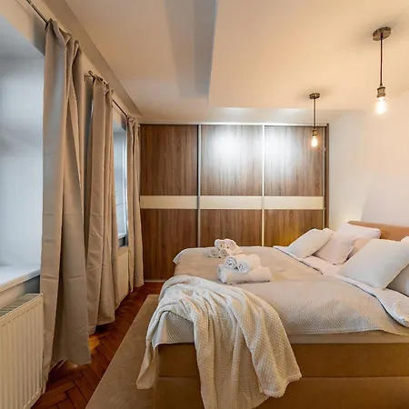 Hlavna 2 Next Singing Fountain Kosice, Netflix, Balcony