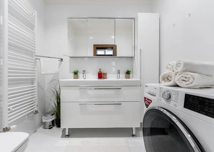 Hlavna 2 Next Singing Fountain Kosice, Netflix, Balcony