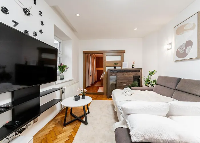 Hlavna 2 Next Singing Fountain Kosice, Netflix, Balcony