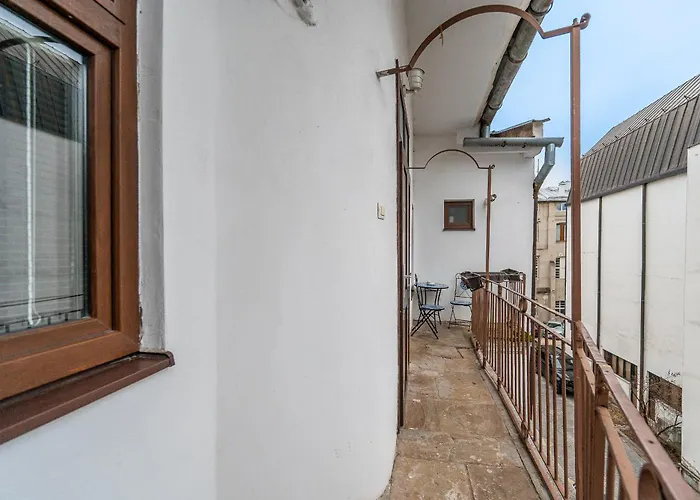 Hlavna 2 Next Singing Fountain Kosice, Netflix, Balcony Košice